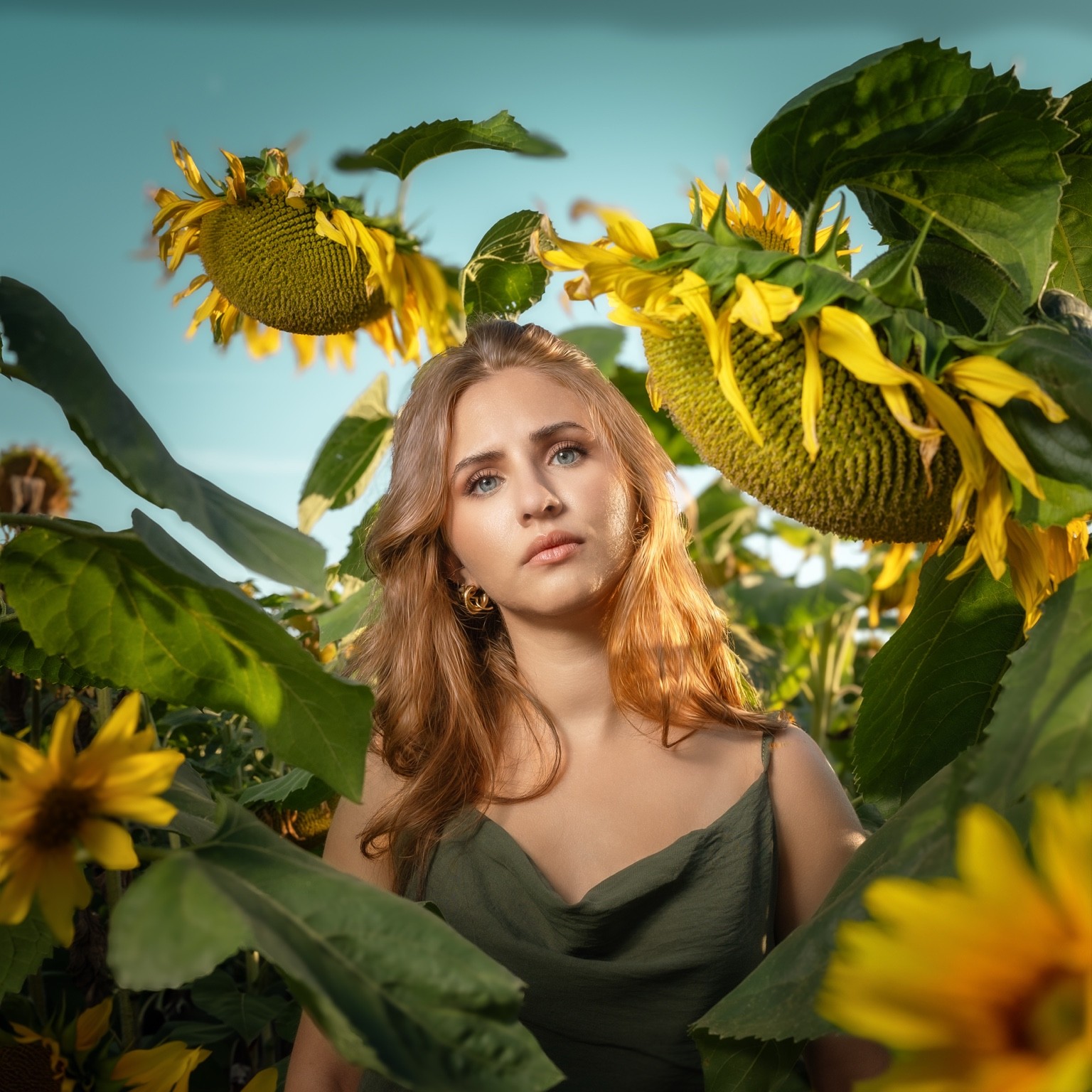 Portrait einer Frau zwischen Sonnenblumen