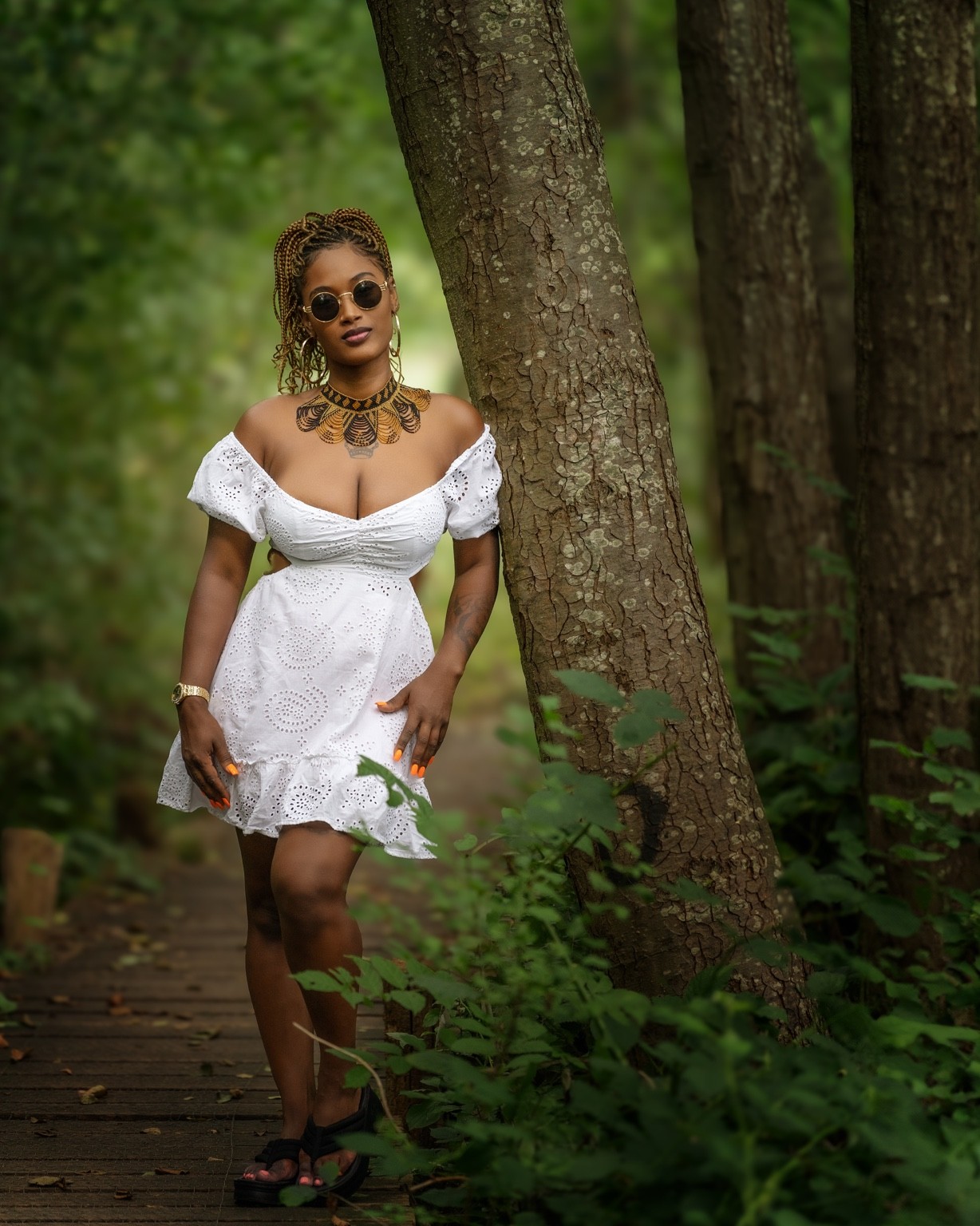 Portrait einer Frau im Wald
