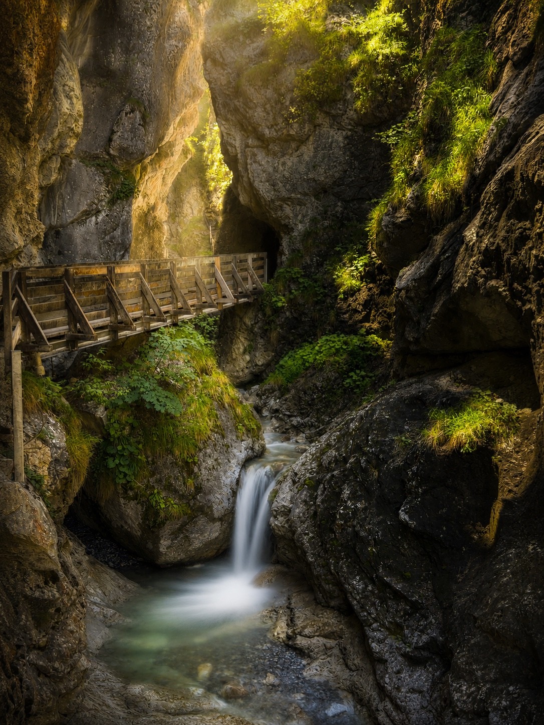 Wasserfall zwischen Felsen