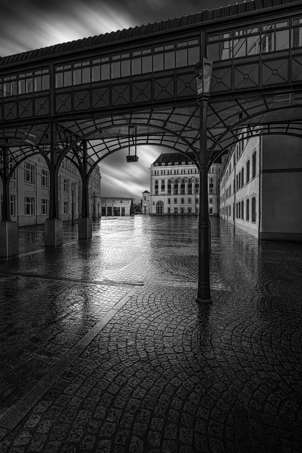 Schwarzweißaufnahme geometrischer Architektur