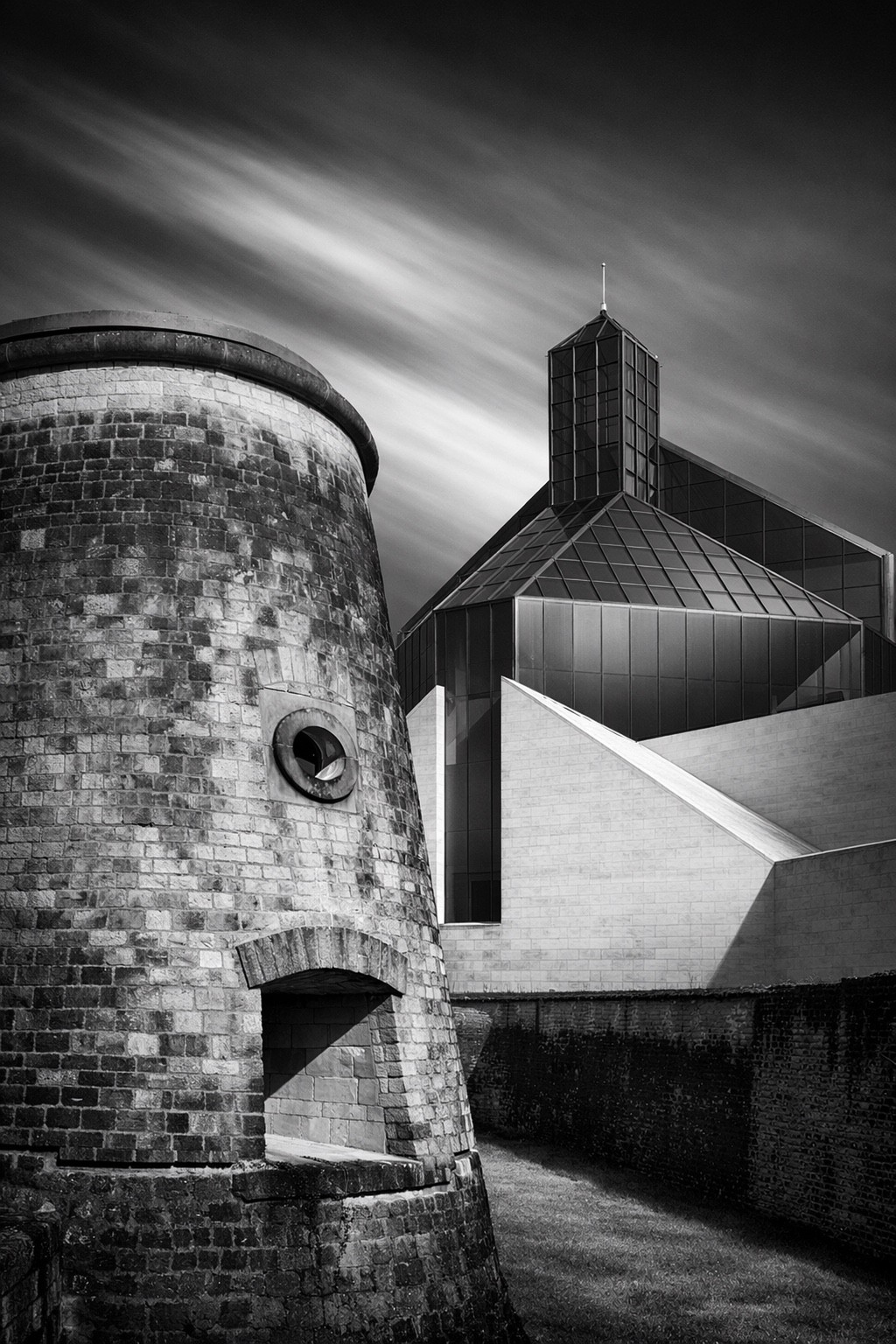 Historische Festung und moderne Kirche in Schwarzweiß